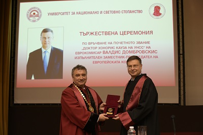 УНСС: Ректорът връчи на Валдис Домбровскис почетното звание „Доктор хонорис кауза на УНСС“ 